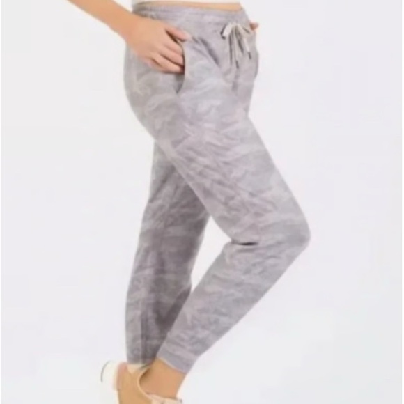 EUC Vuori Gray Camouflage Women's Jogger Pants - Picture 2 of 7